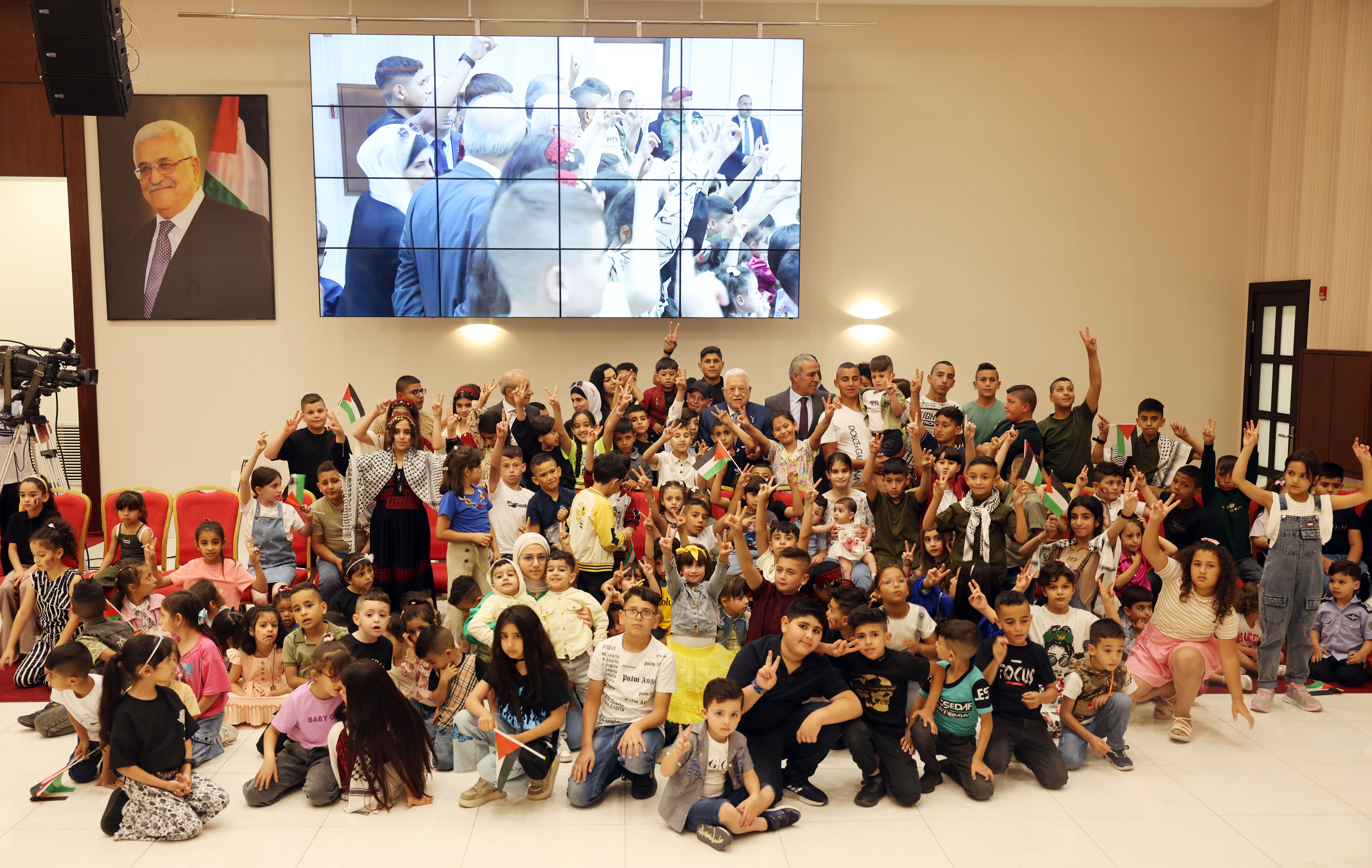 الرئيس أثناء لقائه أبناء الأسرى الأطفال (تصوير: ثائر غنايم)